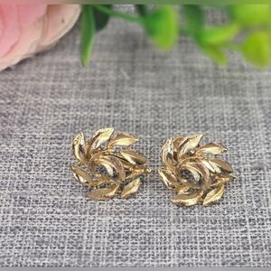 Vintage Signed Napier Brushed Gold Tone Leaves 3/4" Round Twist Clip On Earrings